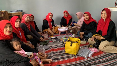Ibu-ibu anggota Klaster Erwela BRI.  Foto: Moh Fajri/kumparan