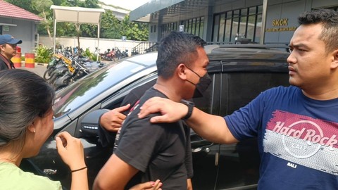 Tampang pelaku driver grabcar (tengah) yang diduga melakukan pemerasan. Foto: Zamachsyari/kumparan