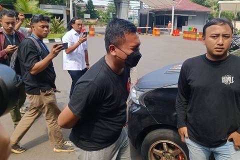 Tampang pelaku driver grabcar (tengah) yang diduga melakukan pemerasan. Foto: Zamachsyari/kumparan