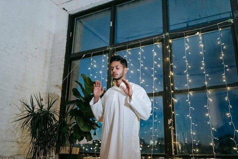 Ilustrasi niat sholat witir 3 rakaat satu dan dua salam. Foto: Pexels/Michael Burrows