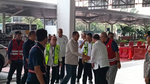 Menteri Perhubungan RI, Budi Karya Sumadi mendatangi Terminal 3 Bandara Internasional Soekarno-Hatta, Tangerang, Jumat (29/3).  Foto: Fadlan Nuril Fahmi/kumparan