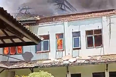 Kantor Perhubungan Kodam IV/Diponegoro di Kota Semarang, Jawa Tengah yang terbakar pada Jumat (29/3) siang hari ini terbakar. Foto: Dok. Istimewa