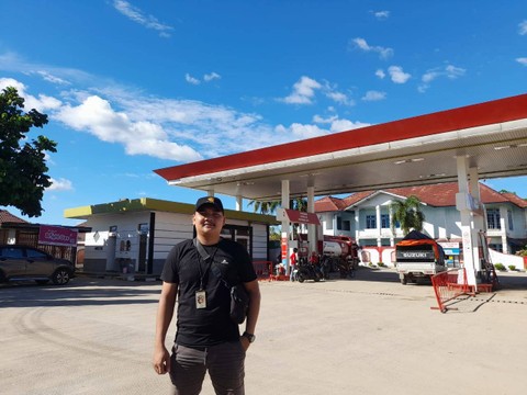 Anggota Satreskrim Polres Sekadau melakukan pengawasan dan pengecekan di SPBU. Foto: Dok. Satreskrim Polres Sekadau