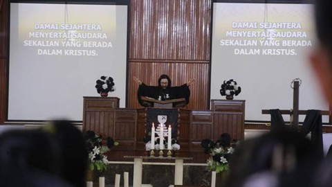 Pendeta Florens Modigir MTh, Ketua BPMJ GMIM Sentrum Manado, saat berkhotbah pada ibadah Jumat Agung.