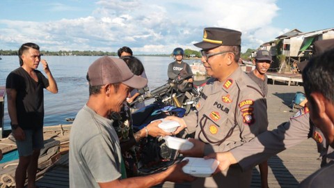 Polres Sekadau membagikan takjil kepada warga. Foto: Dok. Polres Sekadau