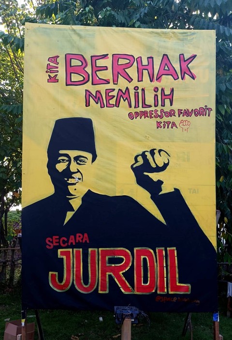 Pameran para seniman jalanan di Bali mengkritik demokrasi di Taman Baca Kesiman, Bali. Foto: Denita BR Matondang/kumparan