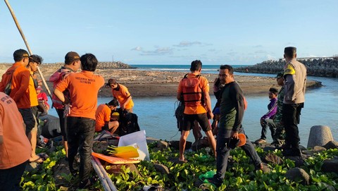 Tim SAR Gabungan saat mencari S (15) yang tenggelam di muara Pantai Glagah, Kapanewon Temon, Kabupaten Kulon Progo, Jumat (29/3) sore. S ditemukan meninggal dunia.  Foto: Dok. Istimewa