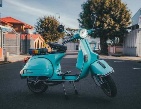Ilustrasi daftar harga Vespa matic 2024. Sumber: Pexels/George Chambers
