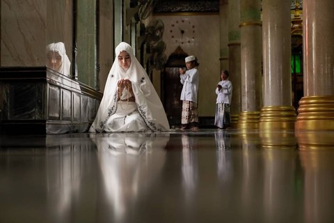 Ilustrasi iktikaf di masjid. Foto: Shutterstock. 