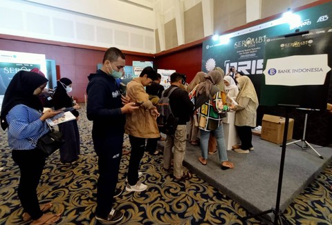 Antrian warga yang war uang baru, Sabtu (30/3). Foto-foto: Masruroh/Basra