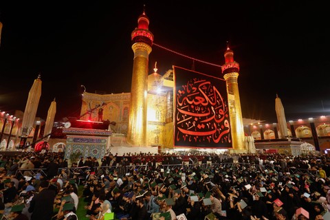 Peziarah Syiah berdoa di masjid Imam Ali selama bulan suci Ramadhan di kota suci Najaf, Irak, (29/3/2024). Foto: REUTERS/Alaa Al-Marjani