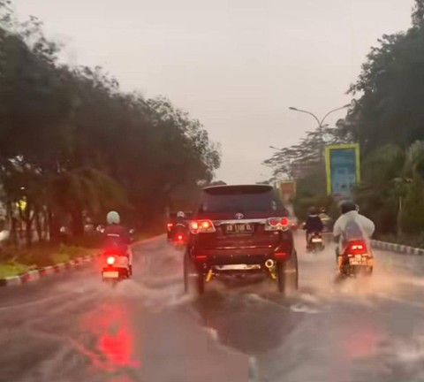 Genangan air di Jalan A.Yani Pontianak setelah turun hujan lebih dari satu jam beberapa waktu yang lalu. Foto: Istimewa