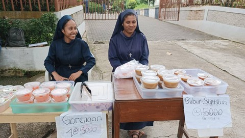 Biarawati menjual takjil di Jalan Rumah Sakit, Kecamatan Cikole, Kota Sukabumi, tepatnya di depan gedung Kongregasi Suster Fransiskan Sukabumi. Foto: Dok. Istimewa
