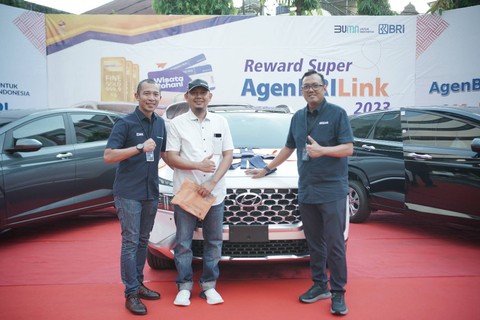 BRI bagikan hadiah untuk AgenBRILink. Foto: Dok. BRI