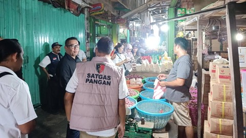 Satgas Pangan Polri melakukan inspeksi mendadak ke sejumlah pasar tradisional dan ritel modern di Kalimantan Tengah, Sabtu (30/3/2024). Foto: Dok. Polri