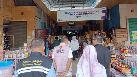 Satgas Pangan Polri melakukan inspeksi mendadak ke sejumlah pasar tradisional dan ritel modern di Kalimantan Tengah, Sabtu (30/3/2024). Foto: Dok. Polri