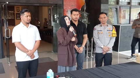 Selebgram Aghnia Punjabi (kedua kiri) dan suaminya, Reinukky Abidharma (ketiga kiri), dalam konferensi pers kasus anak dianiaya babysitter, di Polresta Malang Kota, Sabtu (30/3/2024). Foto: Dok. Istimewa