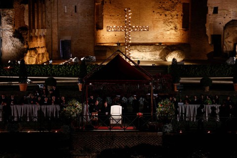 Pemandangan kursi Paus Fransiskus, sebelum diumumkan ia tidak akan menghadiri prosesi Via Crucis (Jalan Salib) saat perayaan Jumat Agung, di Colosseum, di Roma, Italia, Jumat (29/3/2024). Foto: Guglielmo Mangiapane/REUTERS