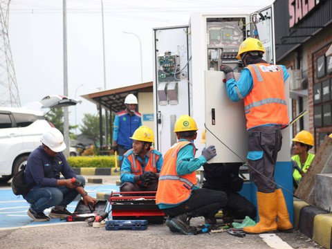 Petugas PLN tengah melakukan instalasi dan integrasi sistem pada SPKLU di rest area 389 B, Kendal, Jawa Tengah. Foto: PLN