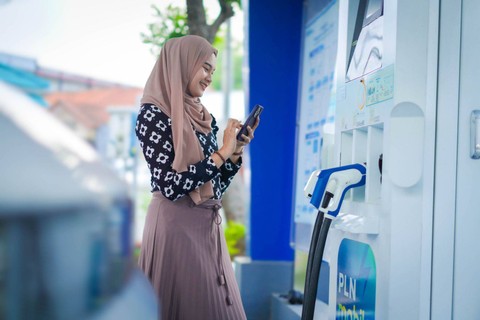 Pengguna kendaraan listrik yang menggunakan fitur Electric Vehicle pada aplikasi PLN Mobile untuk melakukan charging di SPKLU. Foto: PLN