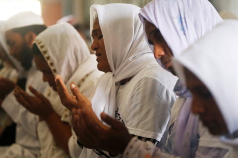 Anggota komunitas transgender melaksanakan salat pada bulan Ramadan di Masjid Dakshin Char Kalibari untuk Gender Ketiga, di Mymensingh, Bangladesh. Foto: Rehman Asad/AFP