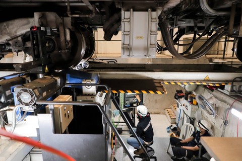 Mekanik mengoperasikan alat mesin bubut otomatis saat perawatan rutin kereta MRT di Depo MRT Lebak Bulus, Jakarta, Sabtu (30/3/2024). Foto: Syawal Darisman/kumparan