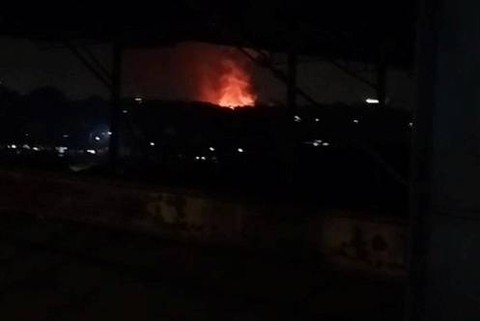 Gudang peluru Batalyon Artileri Medan (Yonarmed) 07/155 GS Kodam Jaya, di Ciangsana, perbatasan Bekasi dan Kabupaten Bogor, meledak pada Sabtu malam (30/3/2024). Foto: Dok. Istimewa