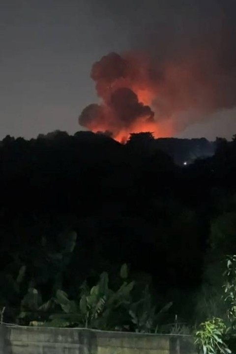 Gudang peluru Batalyon Artileri Medan (Yonarmed) 07/155 GS Kodam Jaya meledak pada Sabtu malam (30/3/2024). Foto: Dok. Istimewa