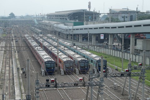 Sejumlah kereta MRT parkir di Depo MRT Lebak Bulus, Jakarta, Sabtu (30/3/2024). Foto: Syawal Darisman/kumparan