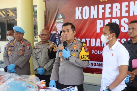 Polres Nganjuk melakukan jumpa pers terkait kasus mayat wanita yang ditemukan di kawasan hutan petak 117 RPH Tamanan, BPKPH Tamanan, Nganjuk, Sabtu (30/3/2024). Foto: Dok. Polres Nganjuk