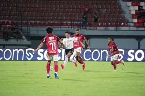 Duel Jefferson de Assis dengan Rizky Ridho saat Bali United vs Persija Jakarta dalam laga pekan ke-30 Liga 1 2023/24 di Stadion Kapten I Wayan Dipta pada 30 Maret 2024. Foto: Dok Persija Jakarta