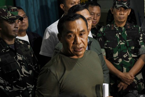 Panglima Kodam Jayakarta Mayjen TNI Mohammad Hasan (kanan) memberikan keterangan kepada wartawan di Batalyon Artileri Medan (Yonarmed) 07/155 GS Kodam Jaya di Ciangsana, Kabupaten Bogor, Sabtu (30/3/2024). Foto: Fakhri Hermansyah/ANTARA FOTO