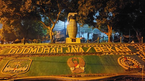 Gerbang Gudmurah Jaya, dekat lokasi ledakan Gudang Amunisi Batalyon Artileri Medan (Yonarmed) 07/155 GS Kodam Jaya, Bekasi, Jawa Barat, Sabtu (30/3/2024). Foto: Jonathan Devin/kumparan