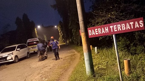 Suasana di dekat gerbang Gudmurah Jaya/Bekasi Ciangsana saat terjadi kebakaran gudang peluru di kawasan Gunung Putri, Bogor, Jawa Barat, Sabtu (30/3/2024). Foto: Iqbal Firdaus/kumparan