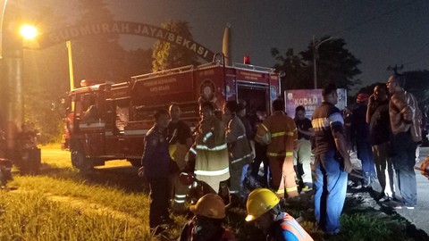 Kendaraan pemadam kebakaran berada di gerbang Gudmurah Jaya/Bekasi Ciangsana saat terjadi kebakaran gudang peluru di kawasan Gunung Putri, Bogor, Jawa Barat, Sabtu (30/3/2024). Foto: Iqbal Firdaus/kumparan