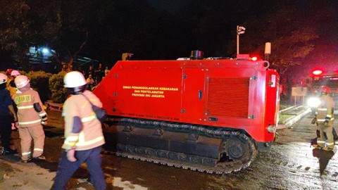 Robot pemadam kebakaran mili Dinas Gulkarmat DKI Jakarta diturunkan untuk memadamkan kebakaran di Gudang Amunisi Amunisi Daerah Jaya/Bekasi di Desa Ciangsana, Kecamatan Gunung Putri, Kabupaten Bogor, yang meledak pada Sabtu (30/3). Foto: Jonathan Devin/kumparan