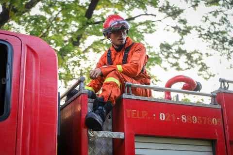 Petugas pemadam kebakaran gabungan usai memadamkan api di Gudang amunisi Daerah (Gudmurah) Jaya/Bekasi, Ciangsana, Kabupaten Bogor, Jawa Barat, Minggu (30/3/2024). Foto: Iqbal Firdaus/kumparan