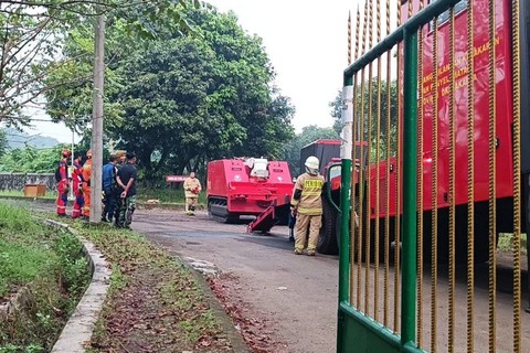 Mobil robot pemadam sudah ditarik keluar dari TKP ledakan di Gudang Amunisi Jaya, Minggu (31/3). Foto: Hedi/kumparan