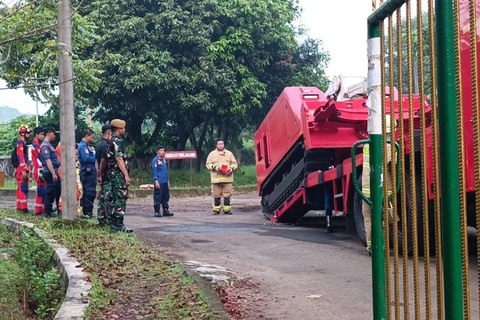 Mobil robot pemadam sudah ditarik keluar dari TKP ledakan di Gudang Amunisi Jaya, Minggu (31/3). Foto: Hedi/kumparan