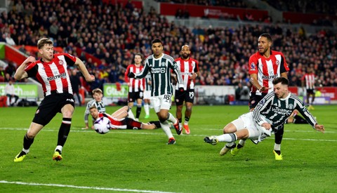 Mason Mount mencetak gol saat laga Brentford vs Manchester United (MU) dalam lanjutan Liga Inggris 2023/24 di Brentford Community Stadium, London, pada Minggu (31/3) dini hari WIB. Foto: REUTERS/Toby Melville
