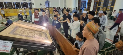 Kunjungi, Pameran Al Quran Usia 100 Tahun di Masjid Al Akbar Surabaya
