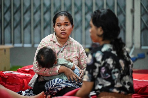 Warga yang terdampak ledakan gudang amunisi, Minggu (31/3/2024). Foto: Erlangga Bregas Prakoso/ANTARA FOTO