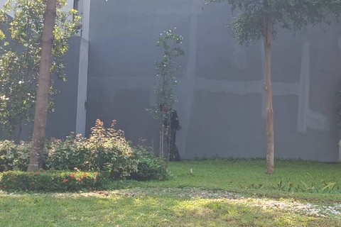 Jihandak sisir perumahan Visalia Bekasi, lokasi ditemukannya serpihan granat dan selongsong peluru, Minggu (31/3) Foto: Hedi/kumparan