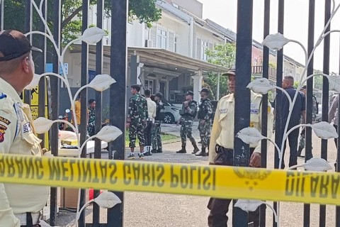 Jihandak sisir perumahan Visalia Bekasi, lokasi ditemukannya serpihan granat dan selongsong peluru, Minggu (31/3) Foto: Hedi/kumparan