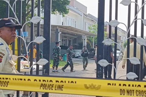 Jihandak sisir perumahan Visalia Bekasi, lokasi ditemukannya serpihan granat dan selongsong peluru, Minggu (31/3)  Foto: Hedi/kumparan