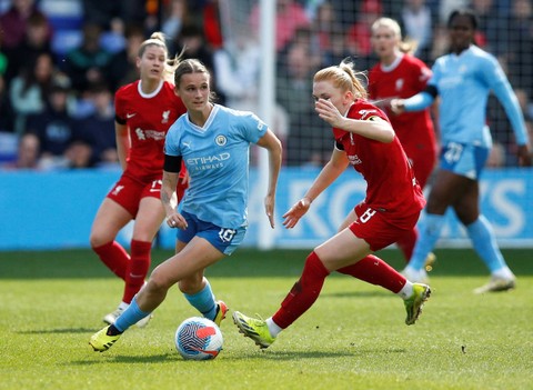 Kerstin Casparij dari Manchester City beraksi bersama Ceri Holland dari Liverpool pada laga Liverpool v Manchester City - Prenton Park, Birkenhead, Inggris, Sabtu (30/3/2024). Foto: Craig Brough/REUTERS