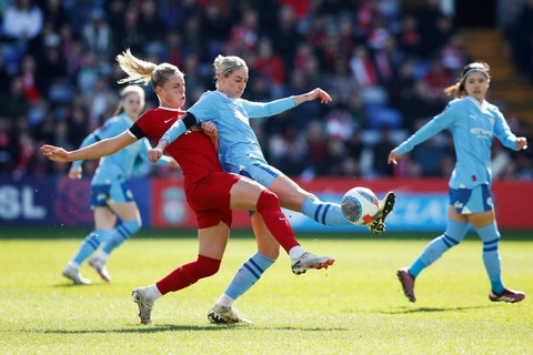 Alanna Kennedy dari Manchester City beraksi dengan Sophie Roman Haug pada laga Liverpool v Manchester City - Prenton Park, Birkenhead, Inggris, Sabtu (30/3/2024). Foto: Craig Brough/REUTERS