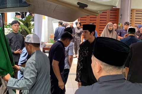 Presenter Hilbram Dunar (48) meninggal dunia pada Minggu (31/3) pukul 00.39 WIB di Rumah Sakit EMC Alam Sutera, Serpong, jenazah lalu disemayamkan di rumah duka di kawasan Bintaro Jaya Sektor 9 dan dishalatkan di sana, Minggu (31/3/2024). Foto: Vincentius Mario/kumparan