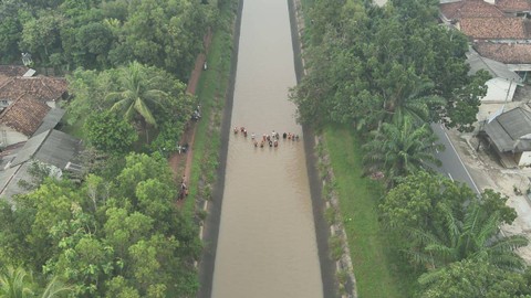 Proses pencarian korban MF (6) yang terjatuh di aliran irigasi oleh Tim SAR | Foto : Dok Basarnas Lampung