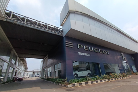 Suasana bengkel mobil Peugeot di Cilandak, Jakarta Selatan, Minggu (31/3/2024). Foto: Fitra Andrianto/kumparan